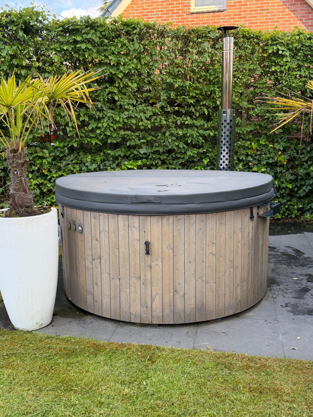 Hottub 4-6 persoons in zeer goede staat, Ophalen, Zo goed als nieuw, Trap, Vast