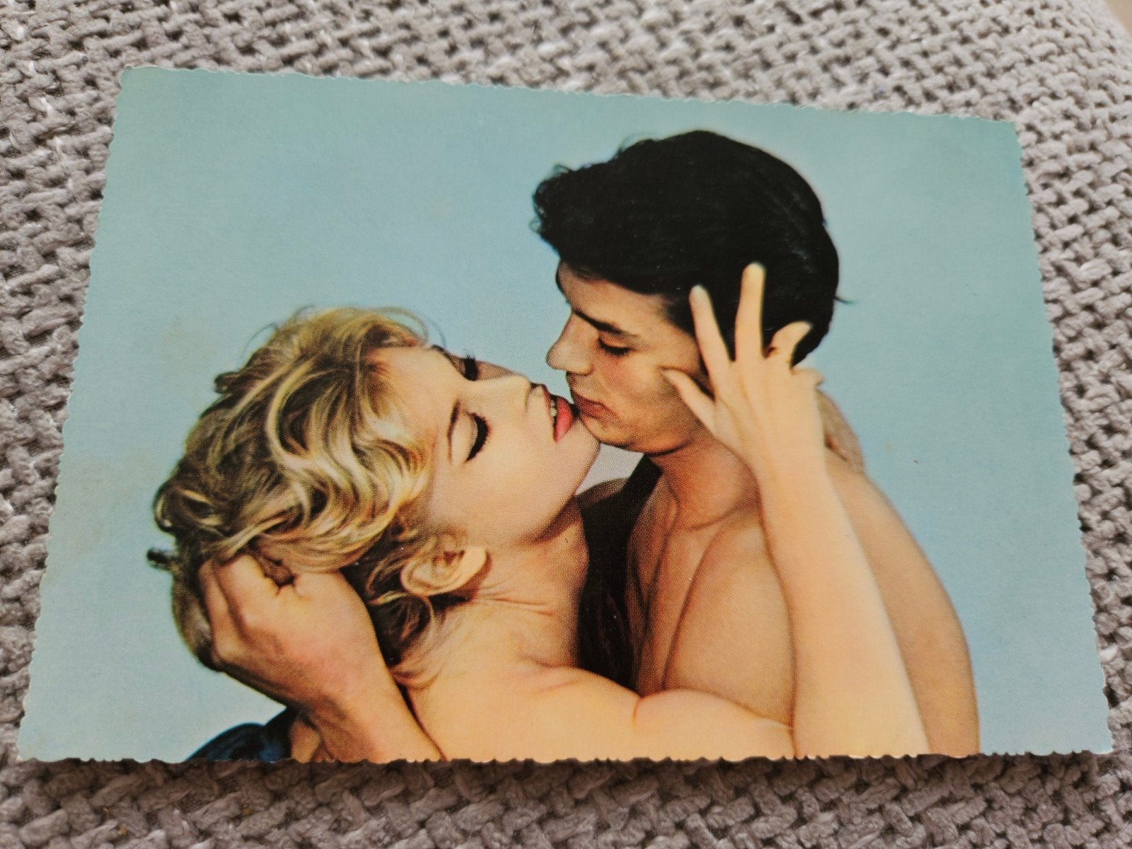 Brigitte Bardot & Alain Delon - Vintage Ansichtkaart, Ophalen of Verzenden, 1960 tot 1980, Gelopen, Sterren en Beroemdheden