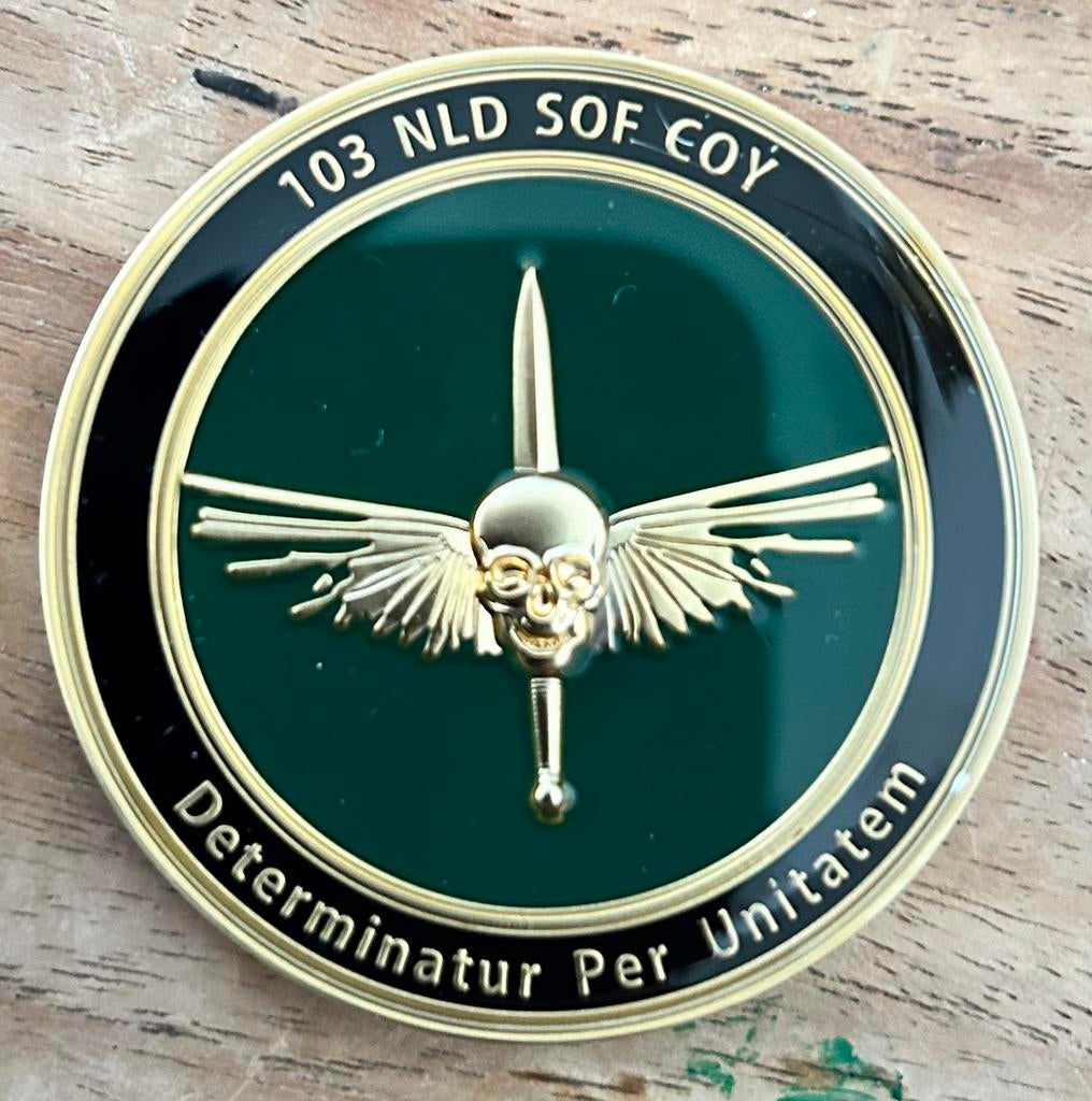 Coin KCT 103 NLD SOF COY genummerd, Verzamelen, Verzenden, Landmacht, Nederland, Embleem of Badge