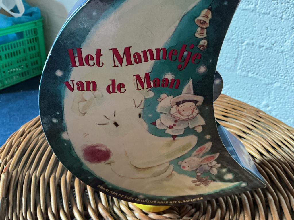 Het Mannetje van de Maan - Boekenset met houder, Jongen of Meisje, Ophalen of Verzenden, Zo goed als nieuw, Voorleesboek
