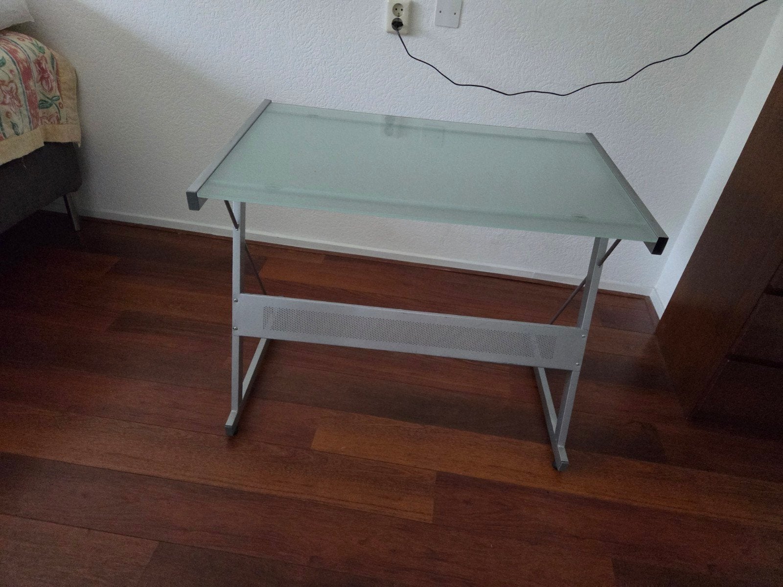Modern bureau met glazen blad en metalen frame, Ophalen, Gebruikt, Grijs, Computerbureau