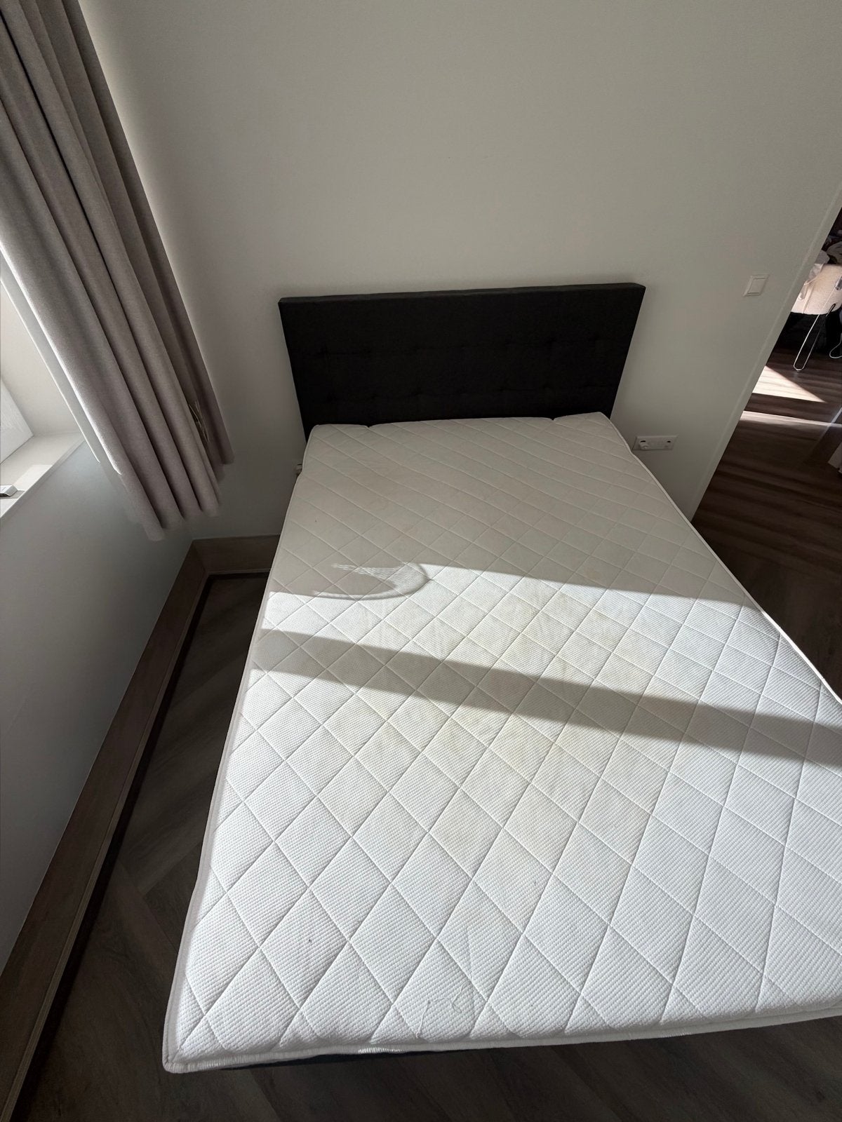 Gebruikt bed met stoffen hoofdbord en matras, Ophalen, Gebruikt, Eenpersoons, Zwart