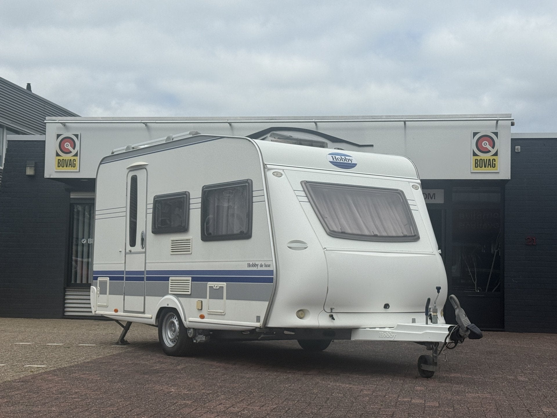 Hobby de luxe 400 SF dwarsbed 4 slaapplaatsen voortent mover, Caravans en Kamperen, Caravans, Vast bed, Hobby, Bedrijf, 750 - 1000 kg