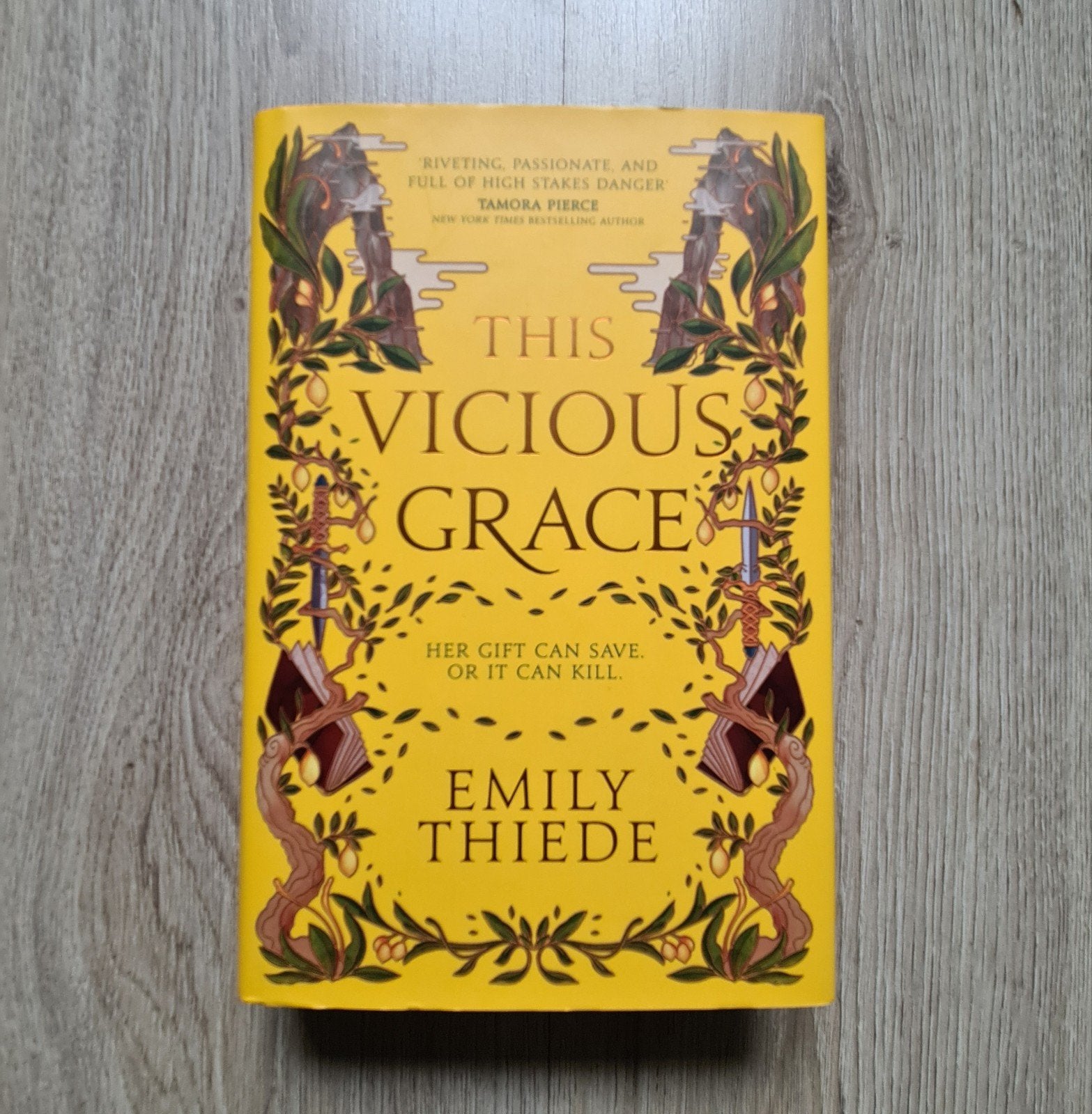 This Vicious Grace Emily Thiede gesigneerde Fairyloot editie, Ophalen of Verzenden