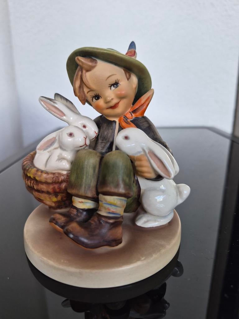 Hummel beeldje jongen met konijnen - Vintage porselein, Minder dan 20 cm, Handgemaakt, Ophalen of Verzenden, Steen of Keramiek