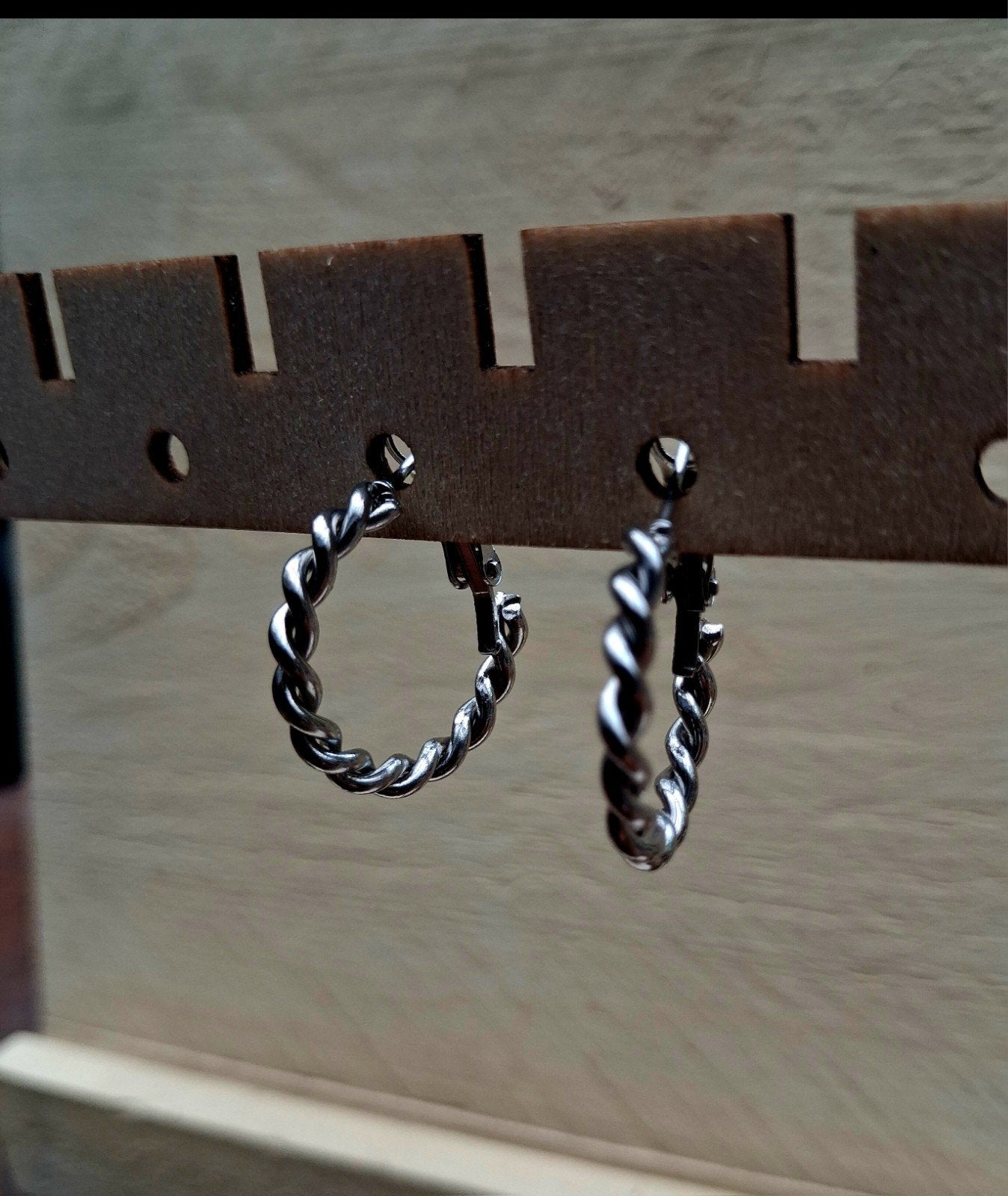 Prachtige Zilverkleurige Gedraaide Oorringen (Nieuw), Overige materialen, Hangers, Nieuw, Ophalen of Verzenden
