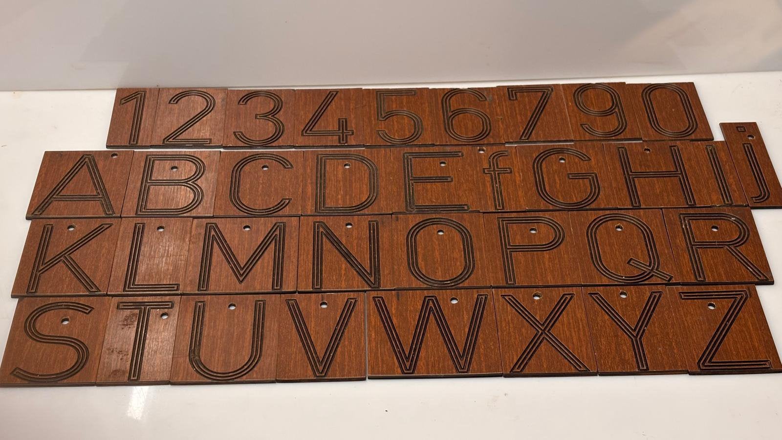 Trespa Graveer schablonen (gravograph) letterhoogte 62 mm, Ophalen of Verzenden, Zo goed als nieuw