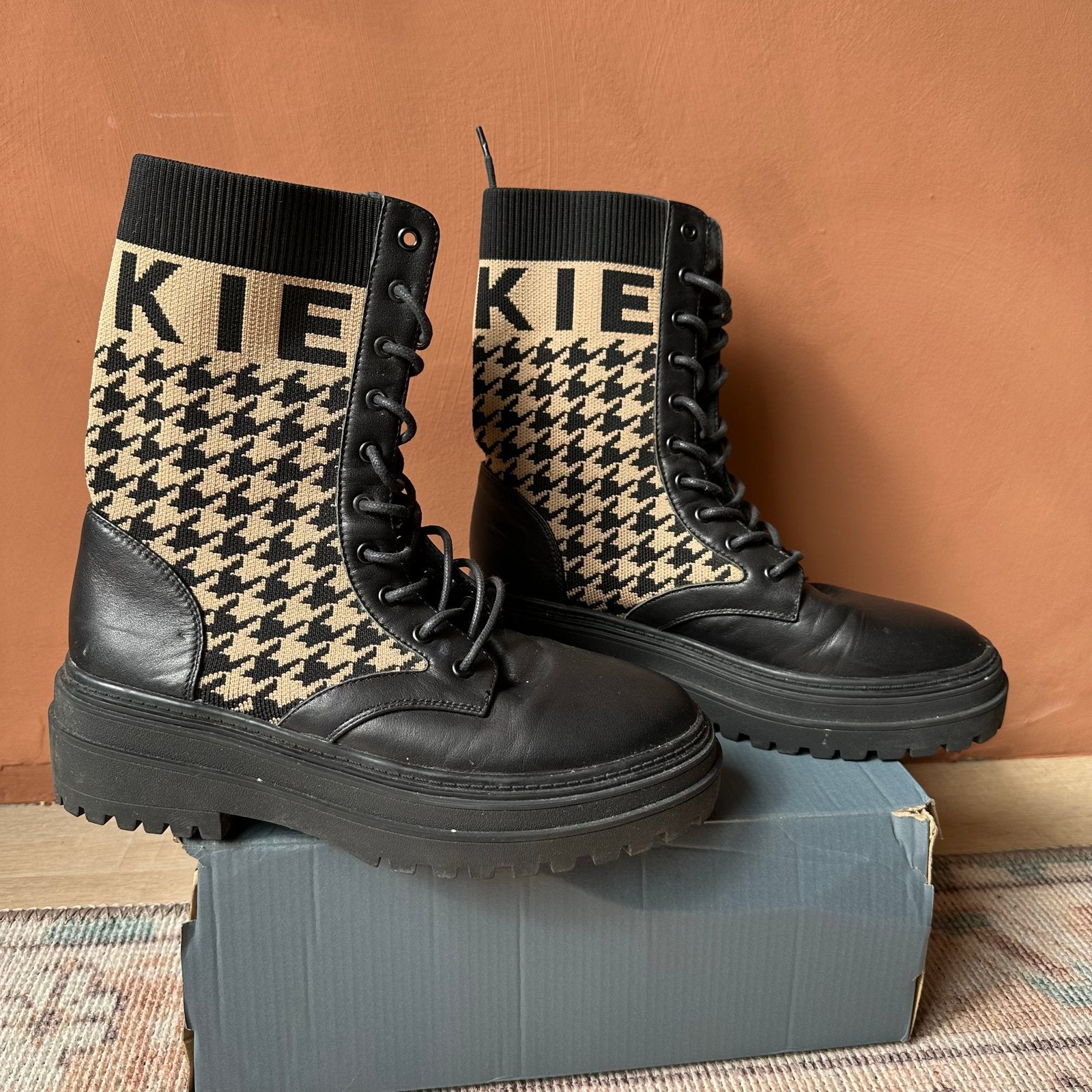 Nikkie Diora Jacquard Boots - Maat 40 - Zo goed als nieuw, Ophalen of Verzenden, Zo goed als nieuw, Zwart, Lage of Enkellaarzen