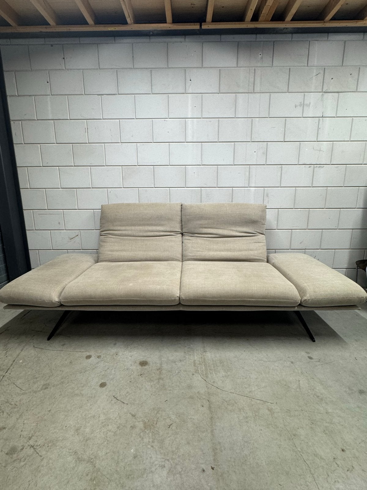 Moderne 2-zitsbank, beige stof, verstelbare armleuningen, Huis en Inrichting, Ophalen, Gebruikt, Deutsche, Tweepersoons