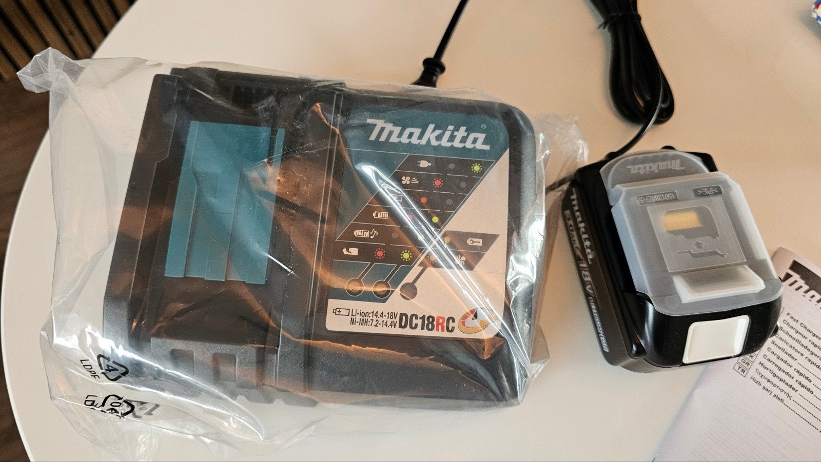 MAKITA snellader DC18RC + accu BL1830B, Ophalen of Verzenden, Nieuw