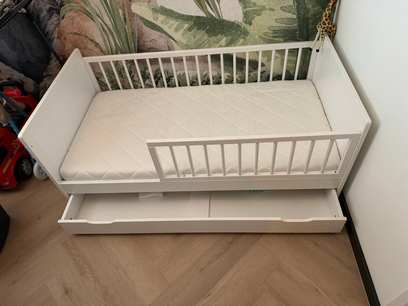 Wit peuterbed met lade en matras, Ophalen, Gebruikt, 70 tot 85 cm, Matras