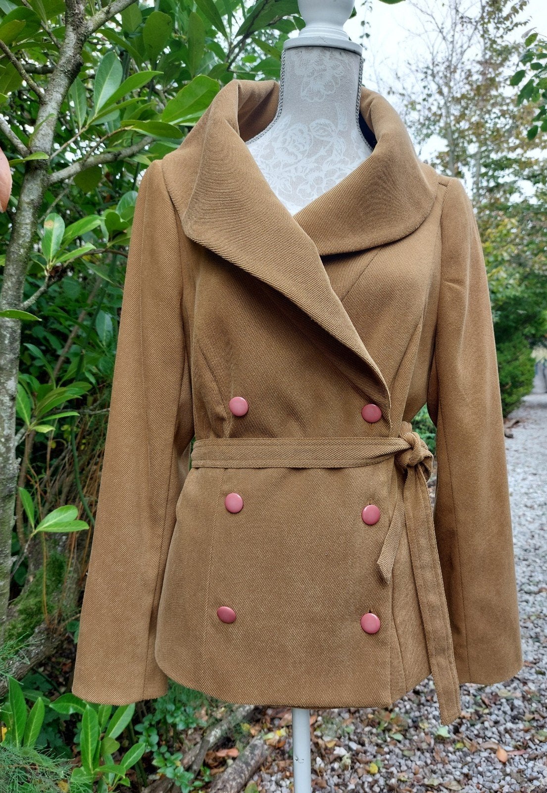 Stijlvolle jas,design Edgar Vos, camel/beige, mt 42,, Beige, Maat 42/44 (L), Ophalen of Verzenden, Zo goed als nieuw