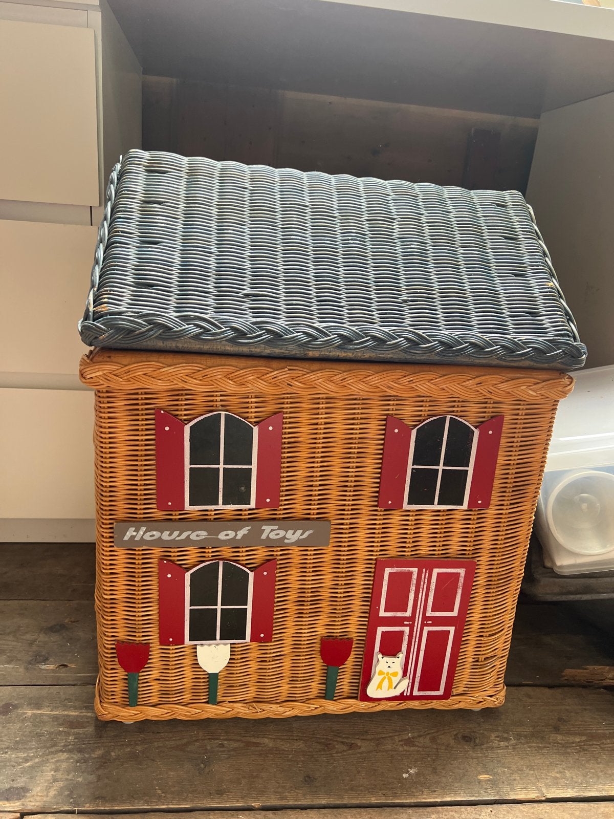 House of Toys rieten speelgoedkist in vorm van huis, Ophalen, Gebruikt, Jongen of Meisje