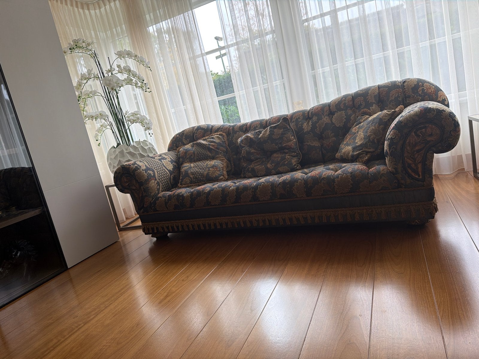 Luxe klassieke bank met bloemmotief en kwastjes, Huis en Inrichting, Ophalen, Gebruikt, Driepersoons, 75 tot 100 cm