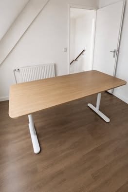 IKEA Bekant bureau houten blad met wit onderstel, Ophalen, Zo goed als nieuw