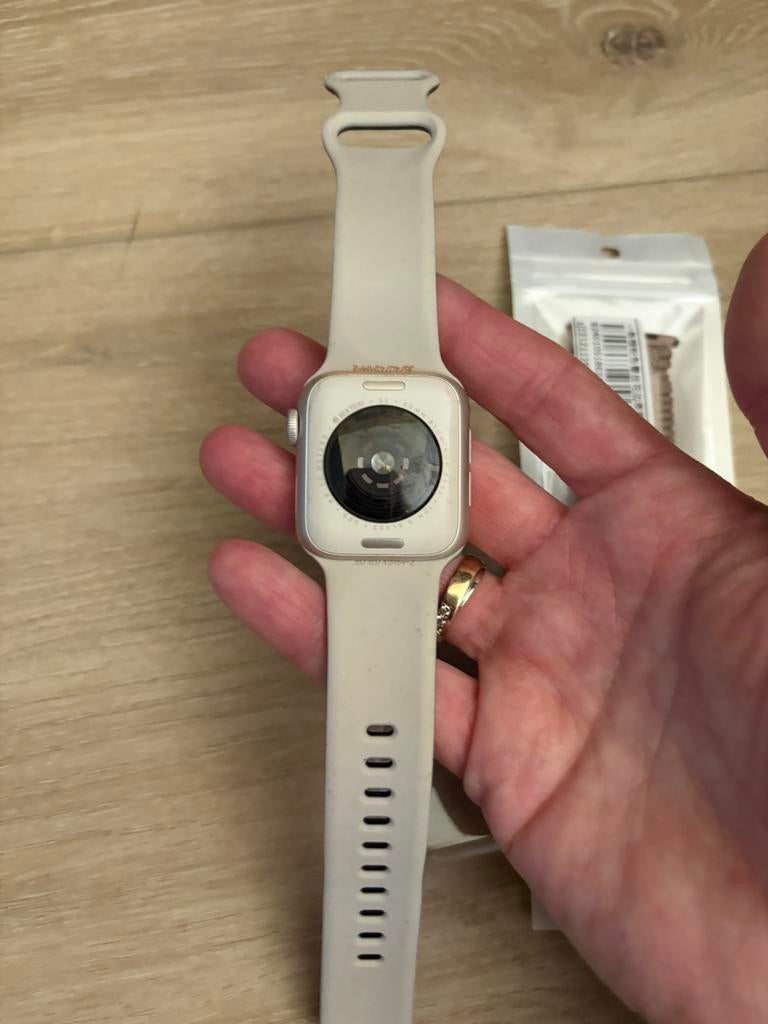 Apple Watch SE 2022 40mm Sterrenlicht + 2 bandjes, Sieraden, Tassen en Uiterlijk, Smartwatches, Ophalen, IOS, Waterdicht, Zilver
