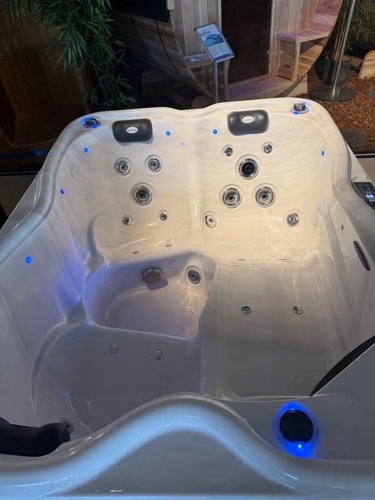 Luxe Spa / Jacuzzi – 3 pers. 220V Plug and Play, Ophalen, Gebruikt, Trap, Vast