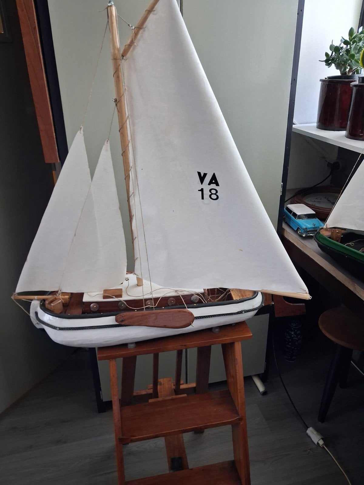 Model zeilboot 'De Groene Draak' op noodspanten gebouwd, Ophalen, Zo goed als nieuw, 1:200 of kleiner, Overige merken
