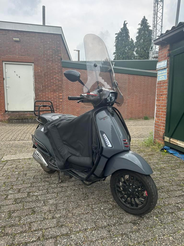 Vespa Sprint 2015 Full Option – Nardo Grey – Geel kenteken, Ophalen, Gebruikt, Overige modellen, Maximaal 45 km/u