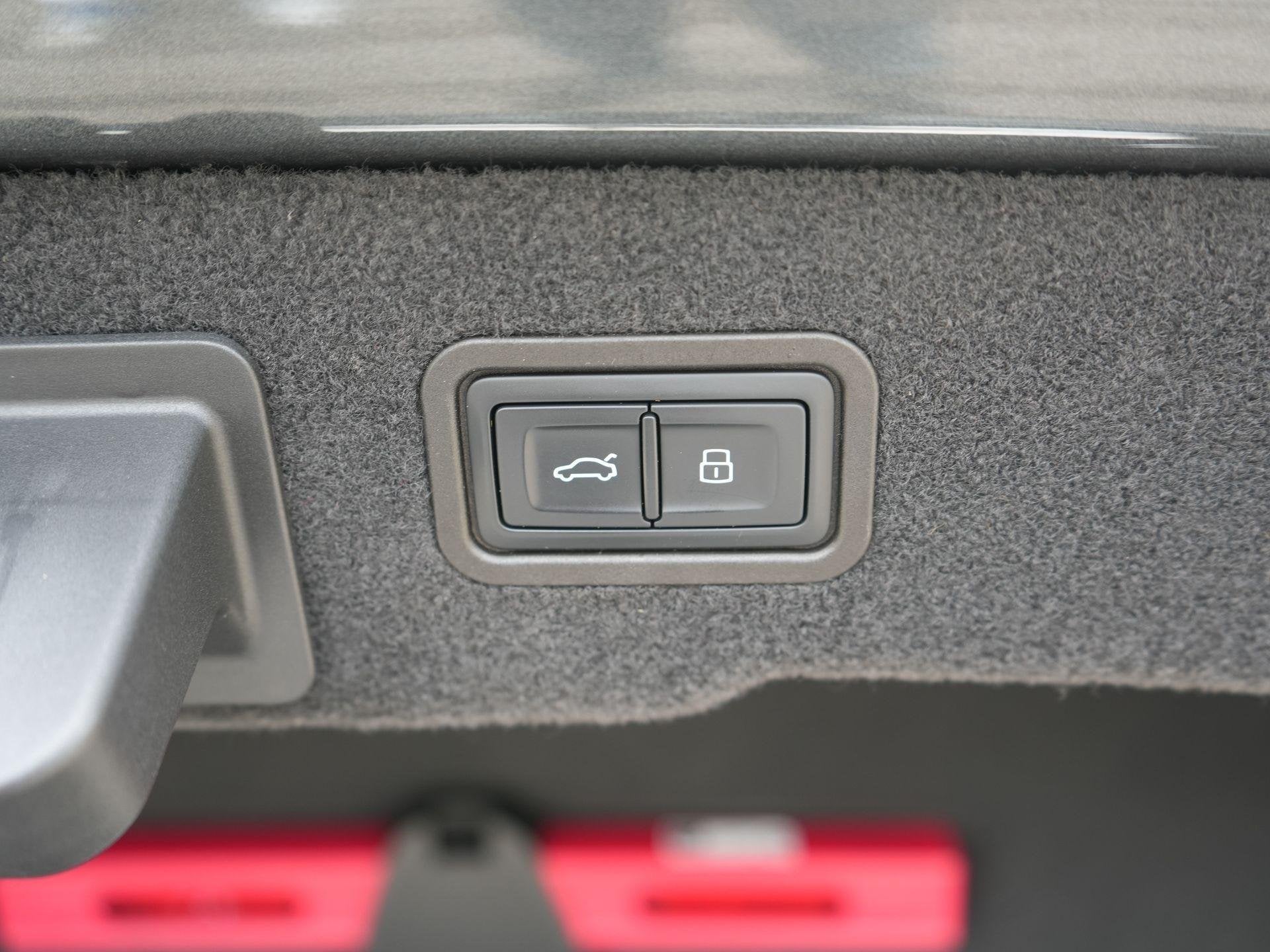 Foto 32 van Audi A8 S-Line 60 TFSI e 462 PK QUATTRO | Vierwielbesturing