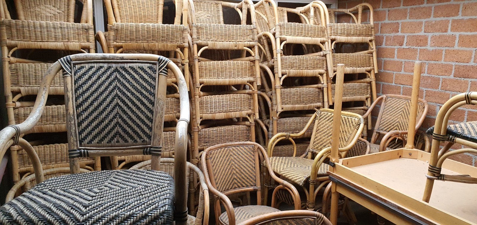 40 rotan stoelen, diverse staat, gratis af te halen, Huis en Inrichting, Stoelen, Ophalen