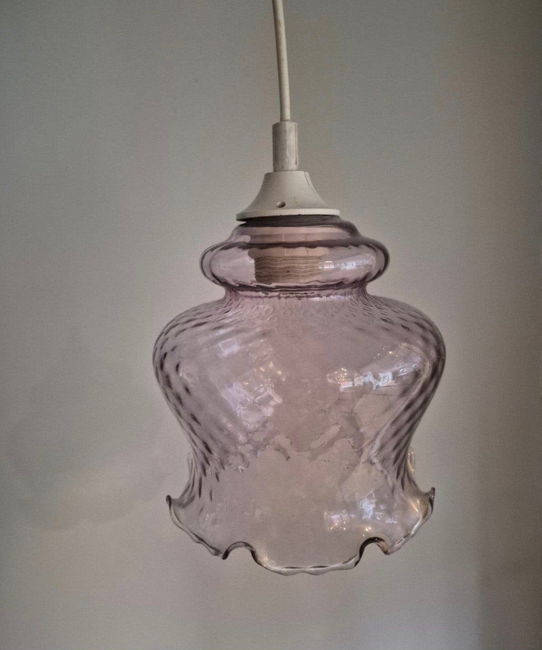 Prachtig oud glazen hanglampje in een mooie roze/lila tint., Ophalen of Verzenden, Gebruikt, Glas