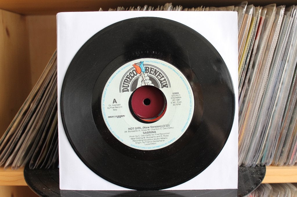 7" Single Sabrina - Hot Girl / Kiss Me (Dutch), Gebruikt, 7 inch, Ophalen of Verzenden, Pop