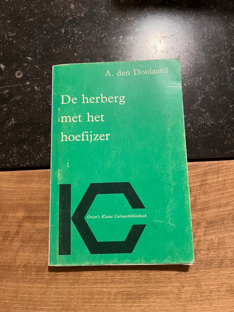 De herberg met het hoefijzer - A. den Doolaard, Boeken, Ophalen of Verzenden, Gelezen, A. den Doolaard, Nederland