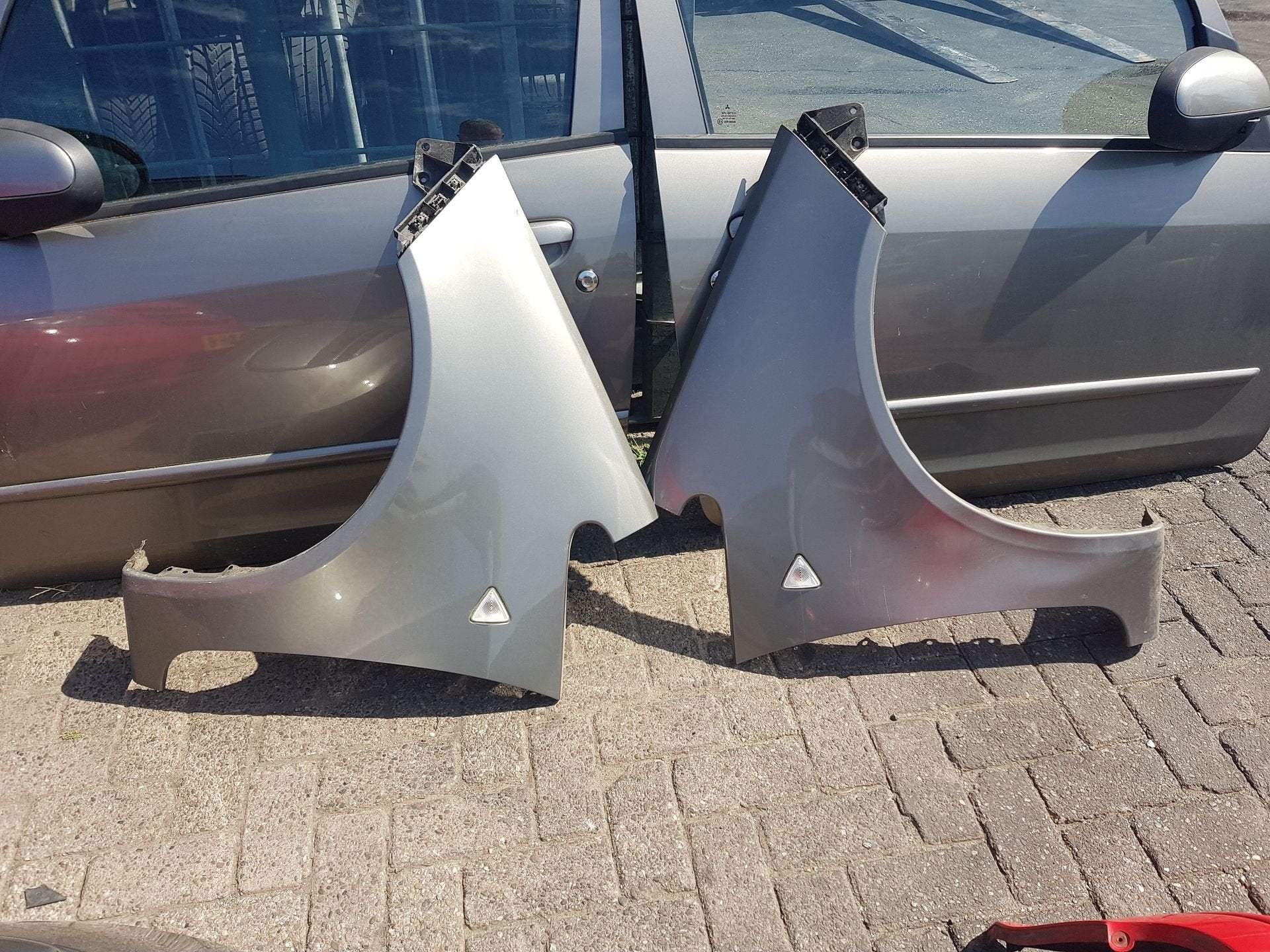 MITSUBISHI COLT VOORSCHERMEN LINKS+RECHTS BJ 2004 TOT 2007, Auto-onderdelen, Gebruikt, -, -, Ophalen of Verzenden