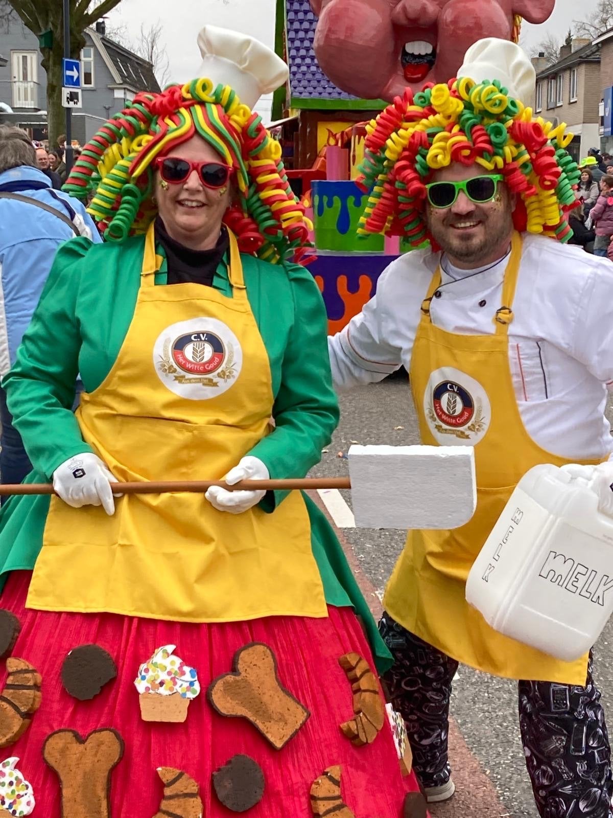 Bakkersmutsen met kleurrijke krullen - Carnaval thema, Ophalen of Verzenden, Gebruikt, Hoed of Pruik, Carnaval