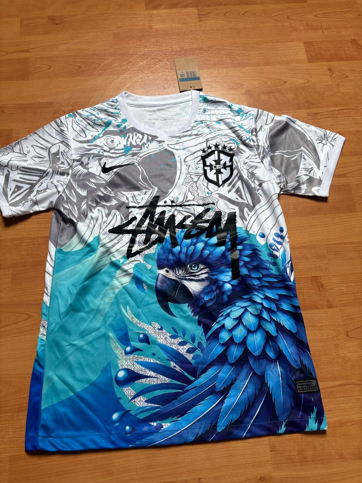 Stussy x Nike x CBF Brazil Papegaai Voetbalshirt Maat M, Nieuw, Ophalen of Verzenden, Voetbal, Meerkleurig