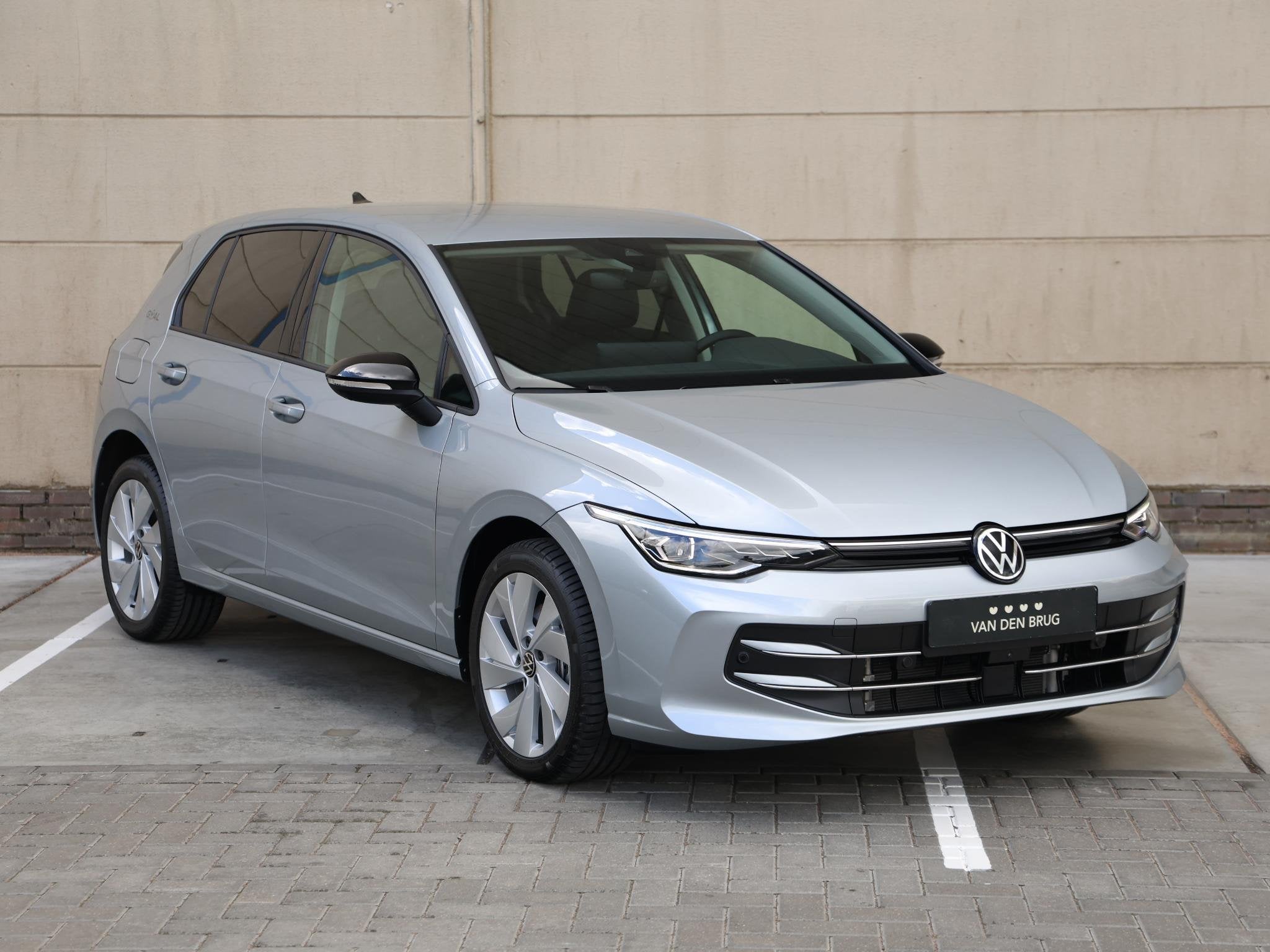 Volkswagen Golf 1.5 eHybrid Life Edition 204PK DSG Goal uitv, Stof, 4 cilinders, 150 min, 26 kWh