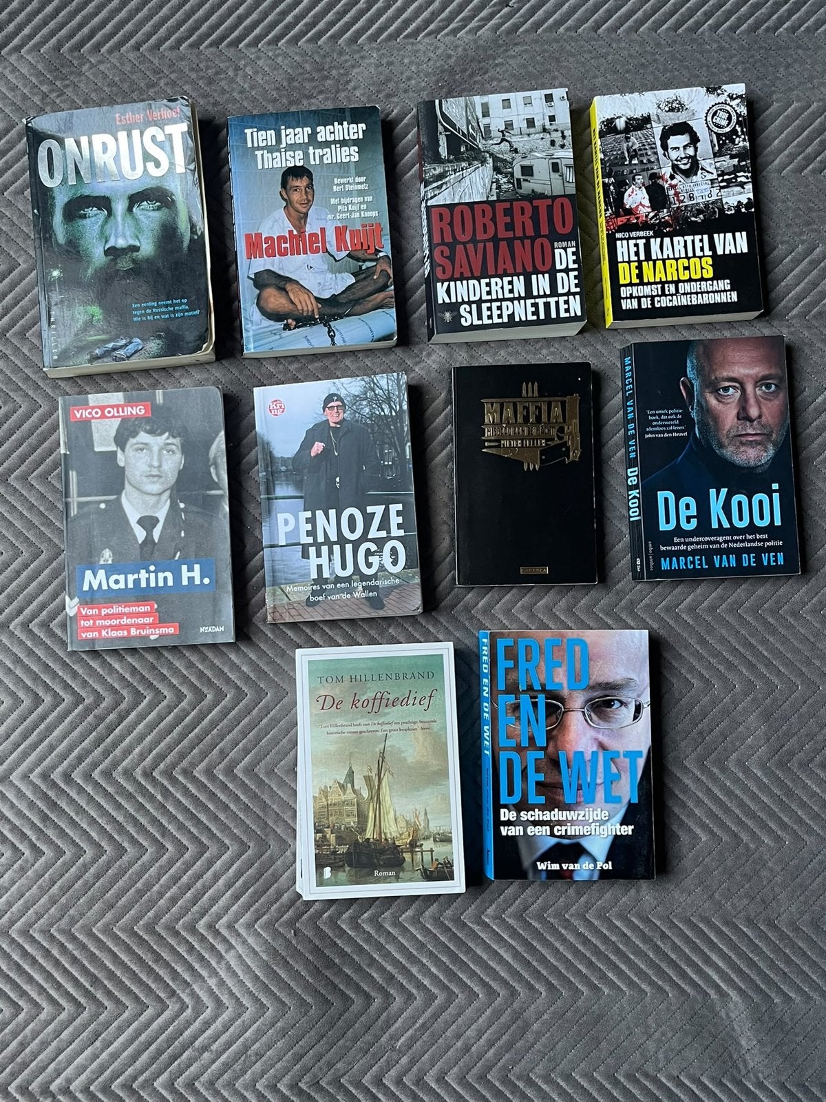 Diverse misdaad- en true crime boeken 29X, Ophalen of Verzenden, Gelezen