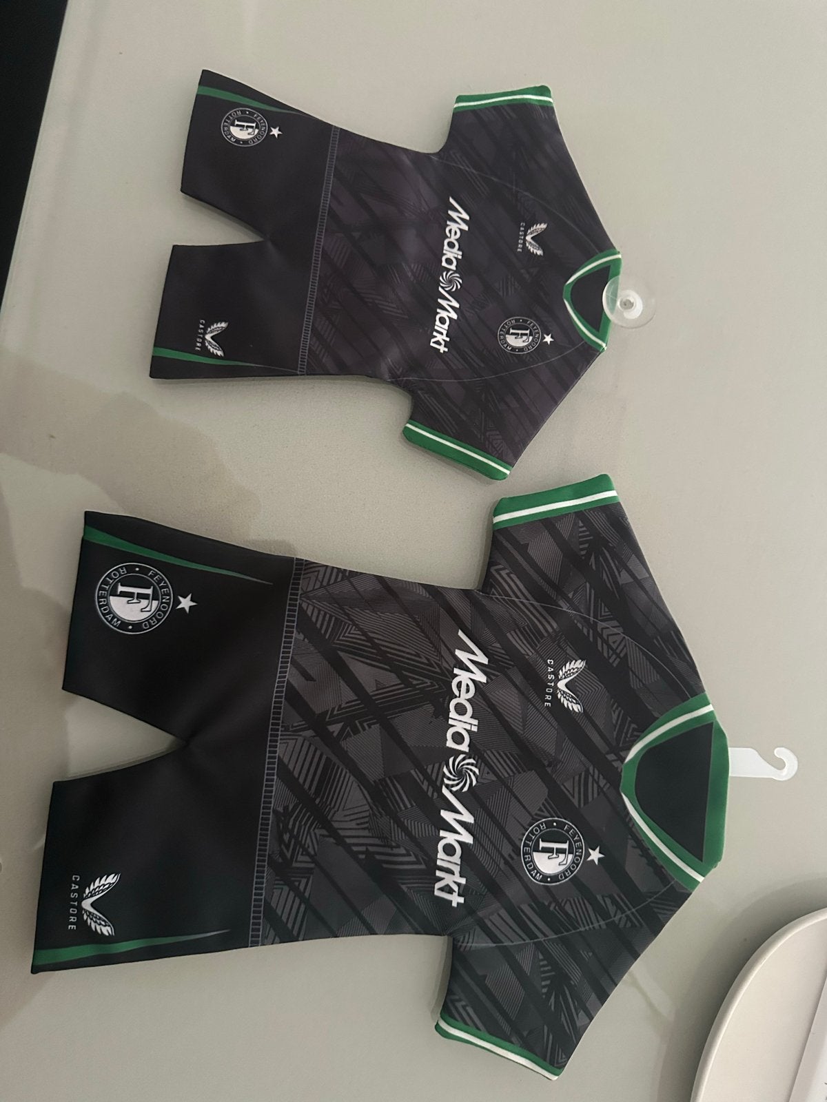 Feyenoord thuisshirt en broekje miniatuur (2 stuks), Ophalen, Meerkleurig, Overige stijlen, Nieuw