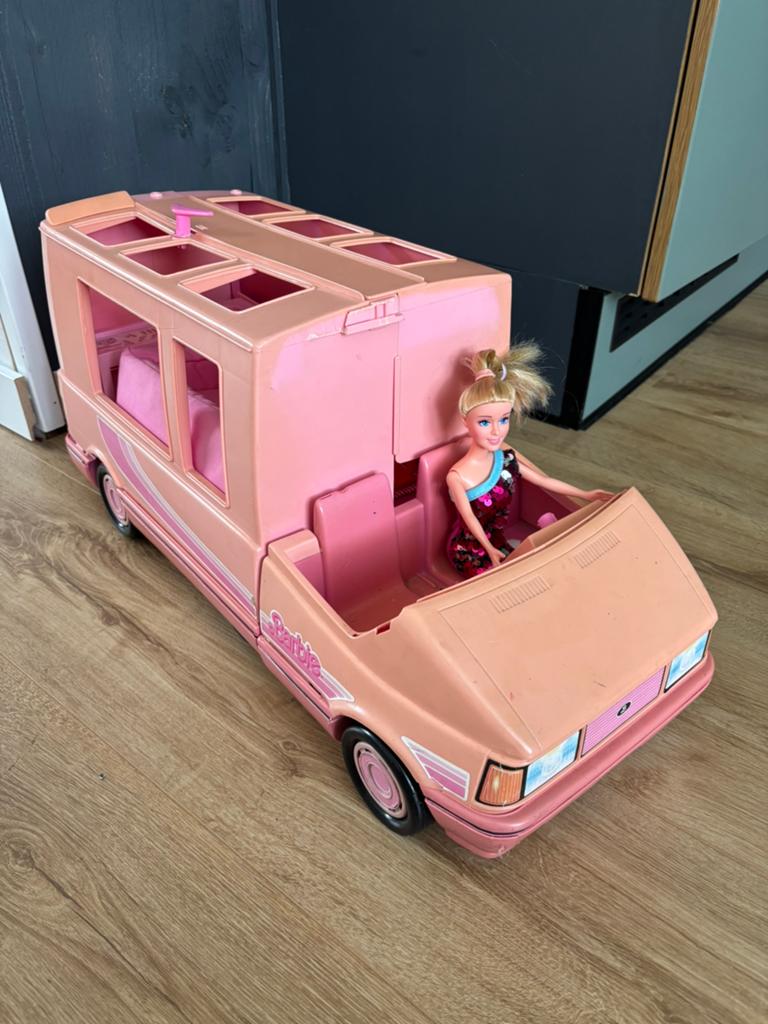 Barbie Camper bus met barbie en accessoires, Kinderen en Baby's, Speelgoed | Speelgoedvoertuigen, Ophalen of Verzenden, Gebruikt