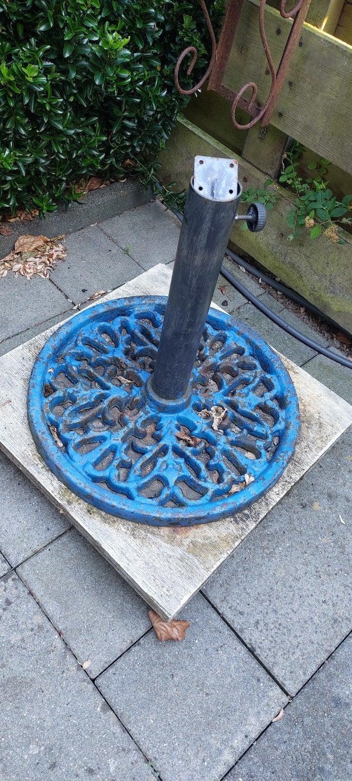 Blauwe gietijzeren parasolvoet, Tuin en Terras, Parasols, Ophalen, Gebruikt, Minder dan 1 meter, Parasolvoet