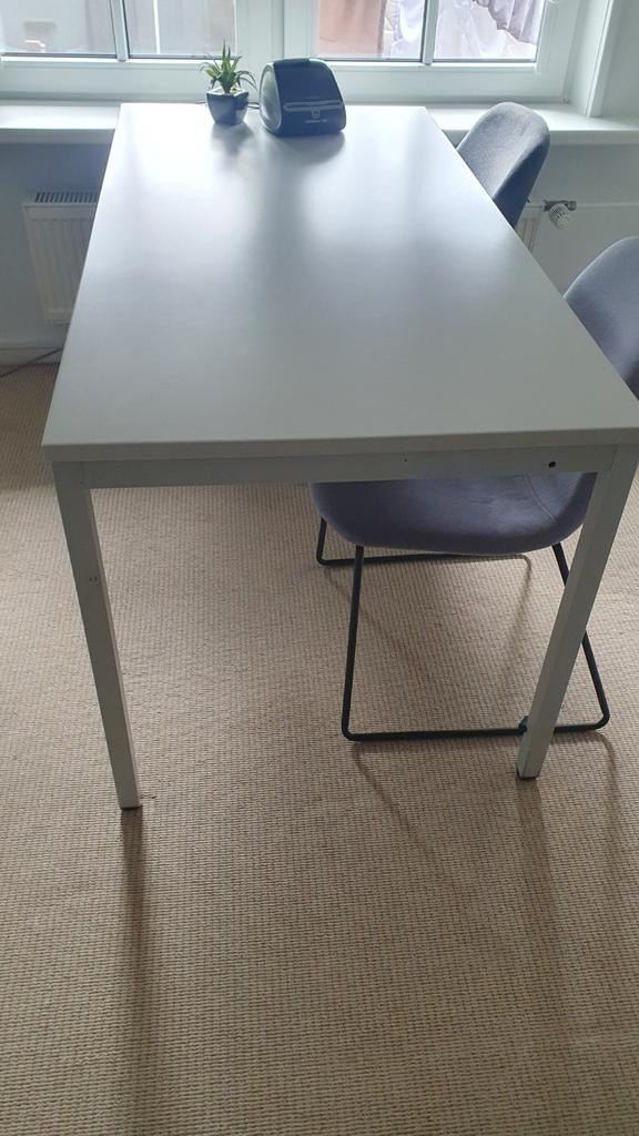 Ruim grijs bureau met metalen onderstel - 150x75,5 cm, Huis en Inrichting, Bureaus, Ophalen