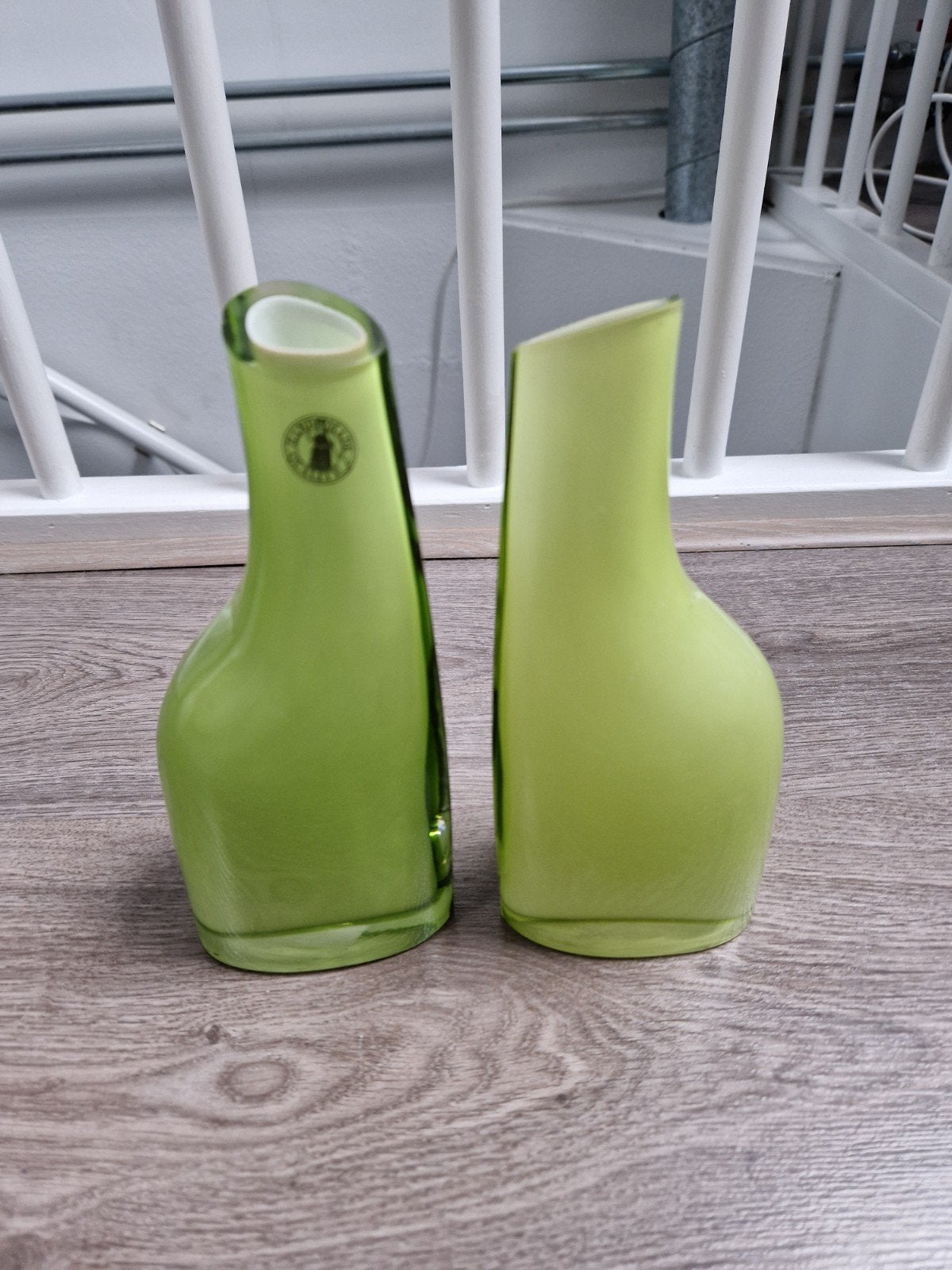 2x groene handgeblazen vaas, Huis en Inrichting, Ophalen of Verzenden, 20 cm, Groen, Glas