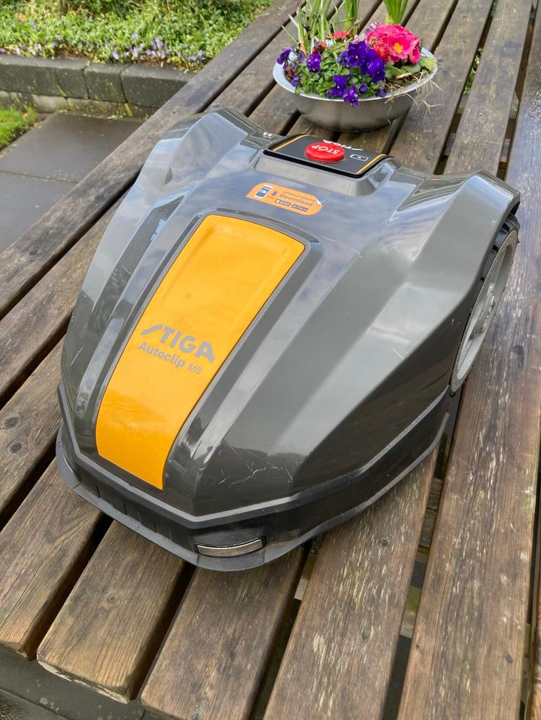 Stiga Autoclip M5 met laadstation - Defect, Tuin en Terras, Robotmaaiers, Ophalen, Gebruikt, 20 tot 25 cm, Met regensensor