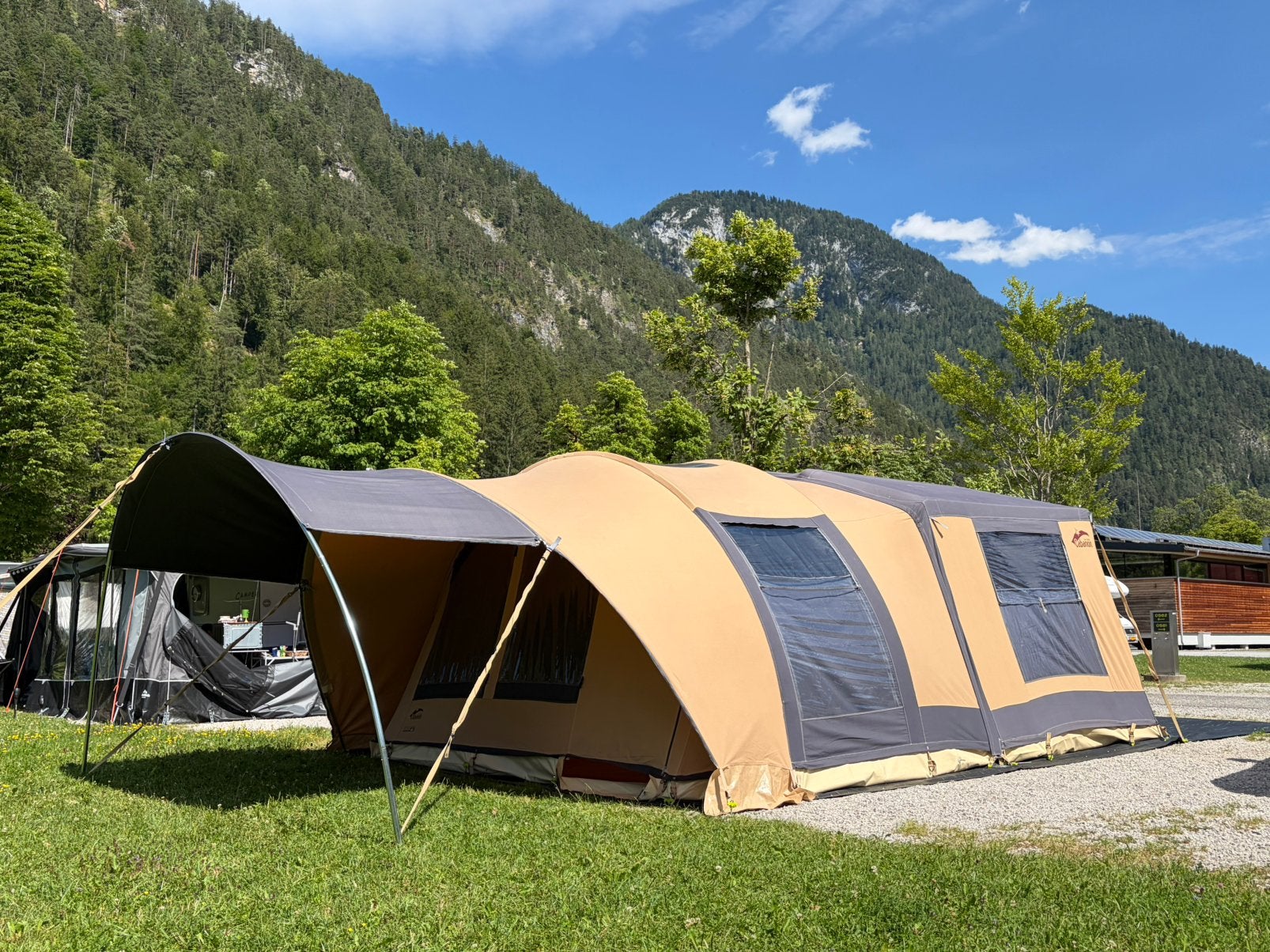 Cabanon Malawi 2.0 + achtertent XL + op maat gemaakt matras, Ophalen, Beige, Cabanon, Tot en met 4