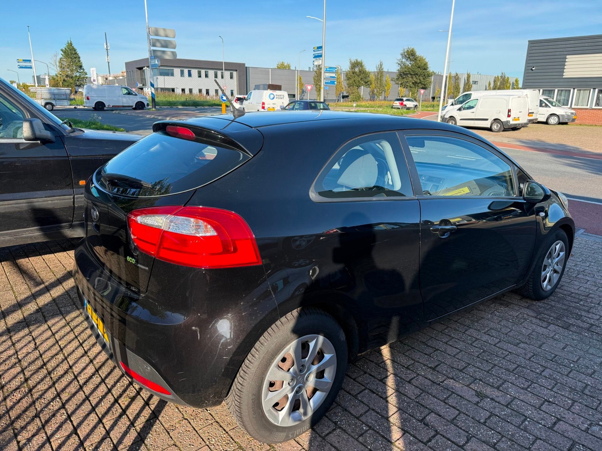 Kia Rio 1.2 CVVT Comfort Pack Airco 14-07-2027 APK, Auto's, Euro 5, 4 cilinders, Zwart, Origineel Nederlands