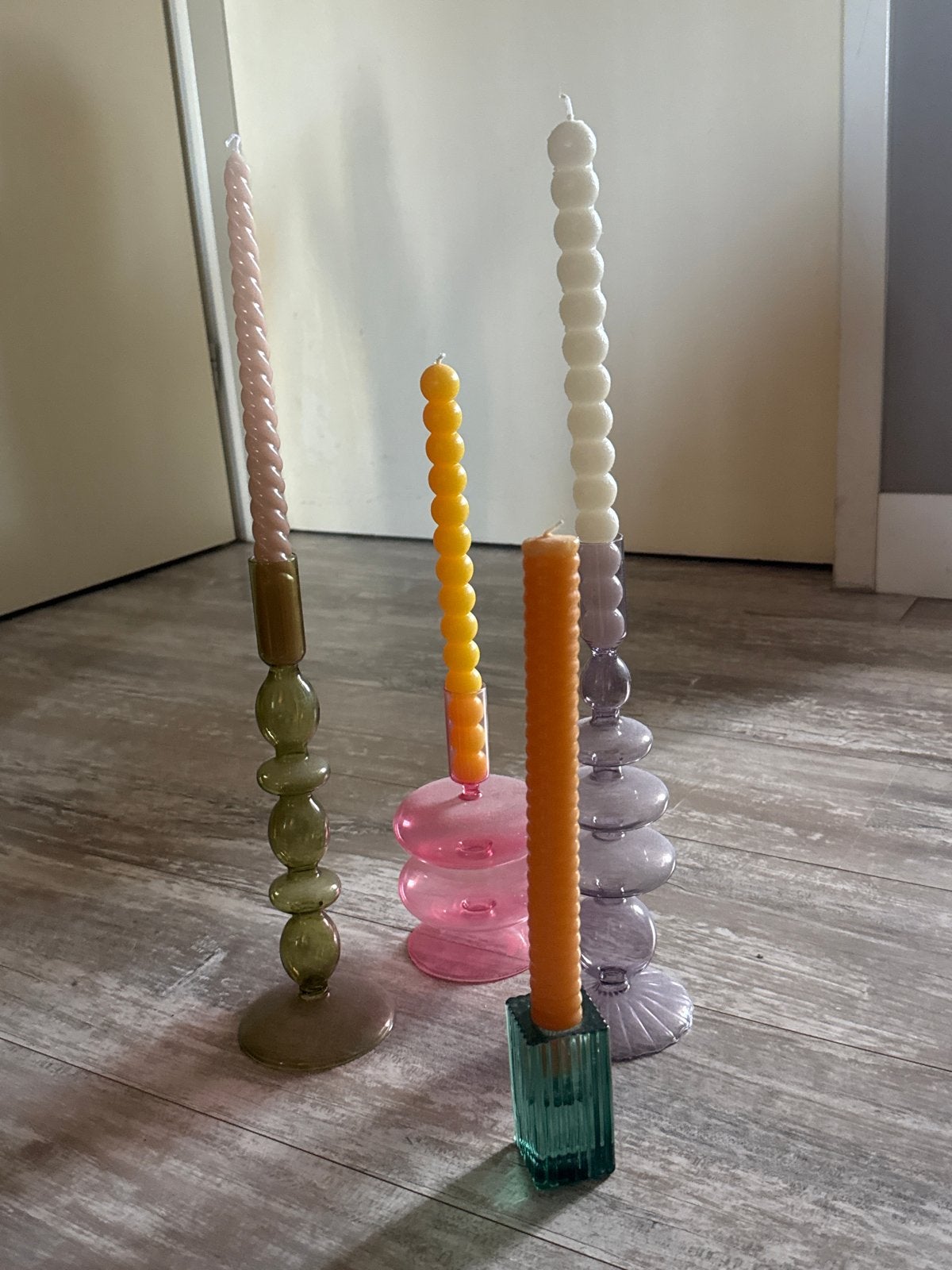 Set van 4 glazen kandelaars met bijpassende kaarsen, Ophalen, Gebruikt, Meerkleurig, Glas