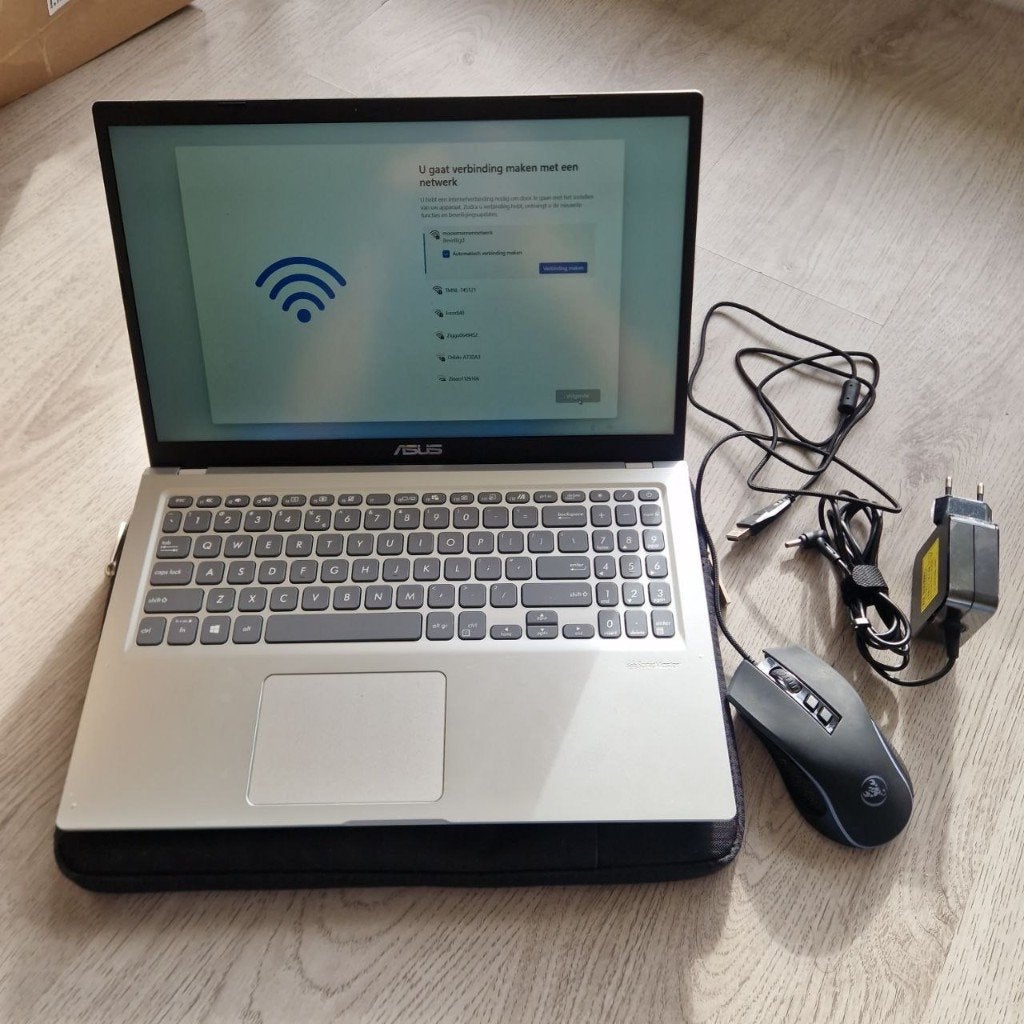 ASUS Vivobook Laptop i5 8GB RAM met muis en laptoptas, Ophalen, Zo goed als nieuw