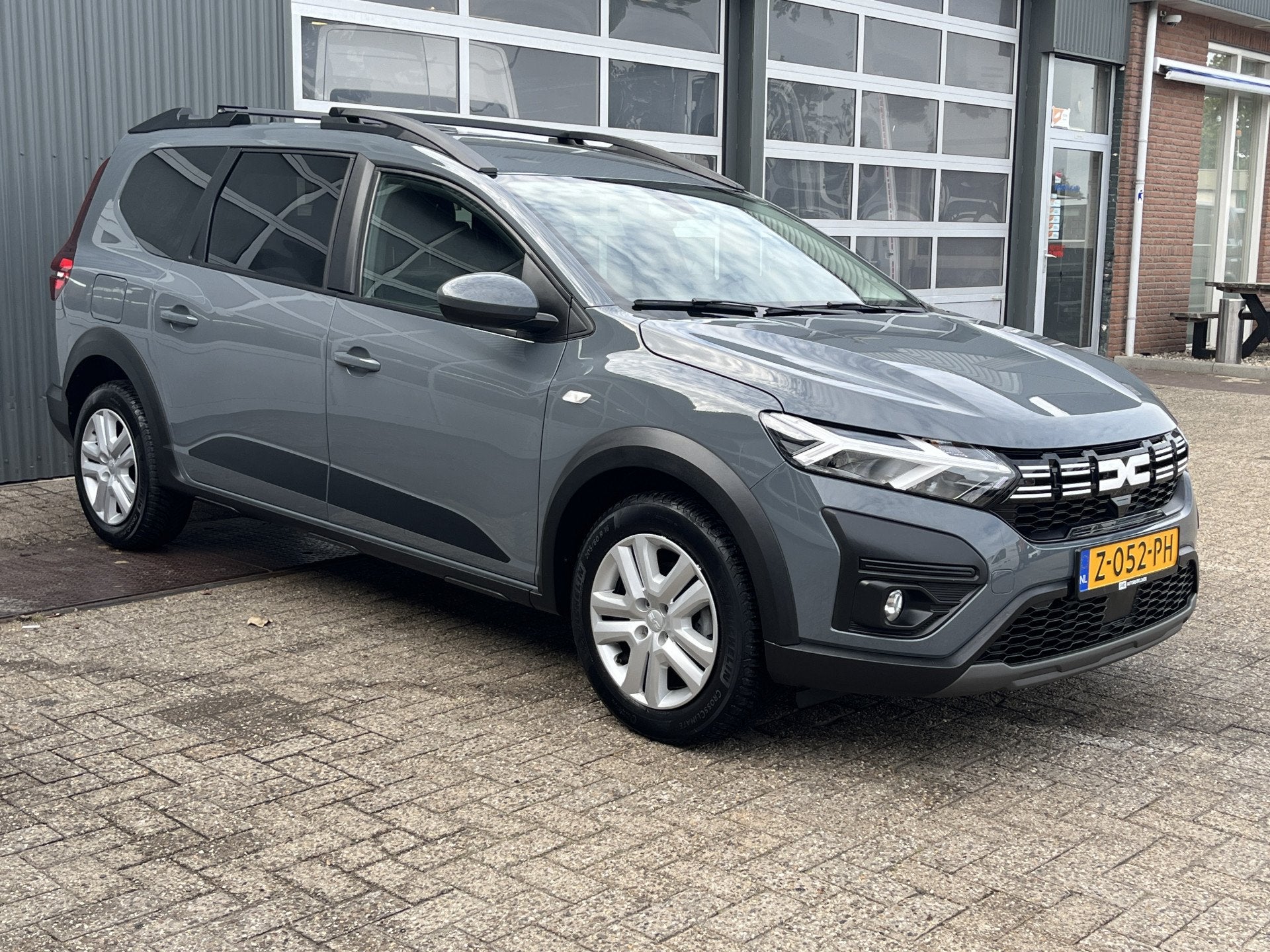 Dacia Jogger 1.0 TCe 110 Expression 7p. Airco Cruise control, Voorwielaandrijving, Gebruikt, 7 stoelen, Origineel Nederlands