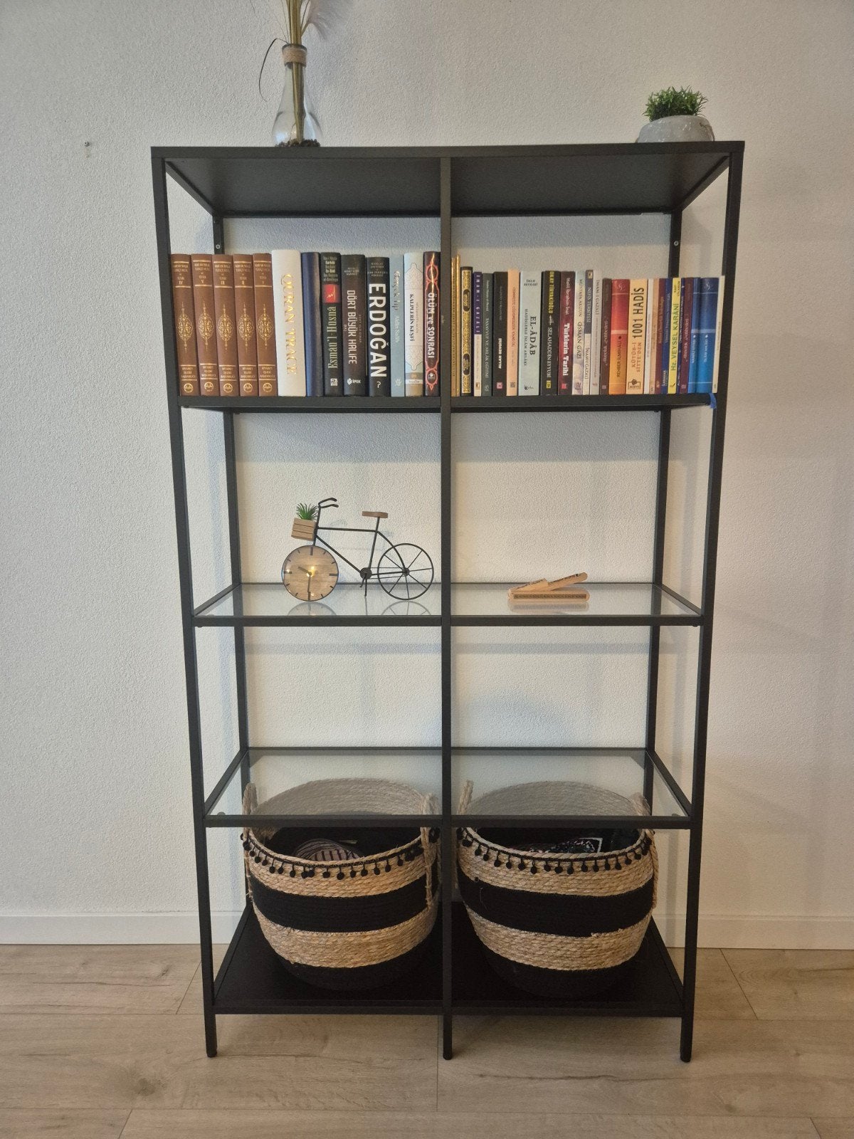Moderne zwarte metalen kast met glazen planken, Met plank(en), Modern, Industrieel, Zo goed als nieuw, Glas