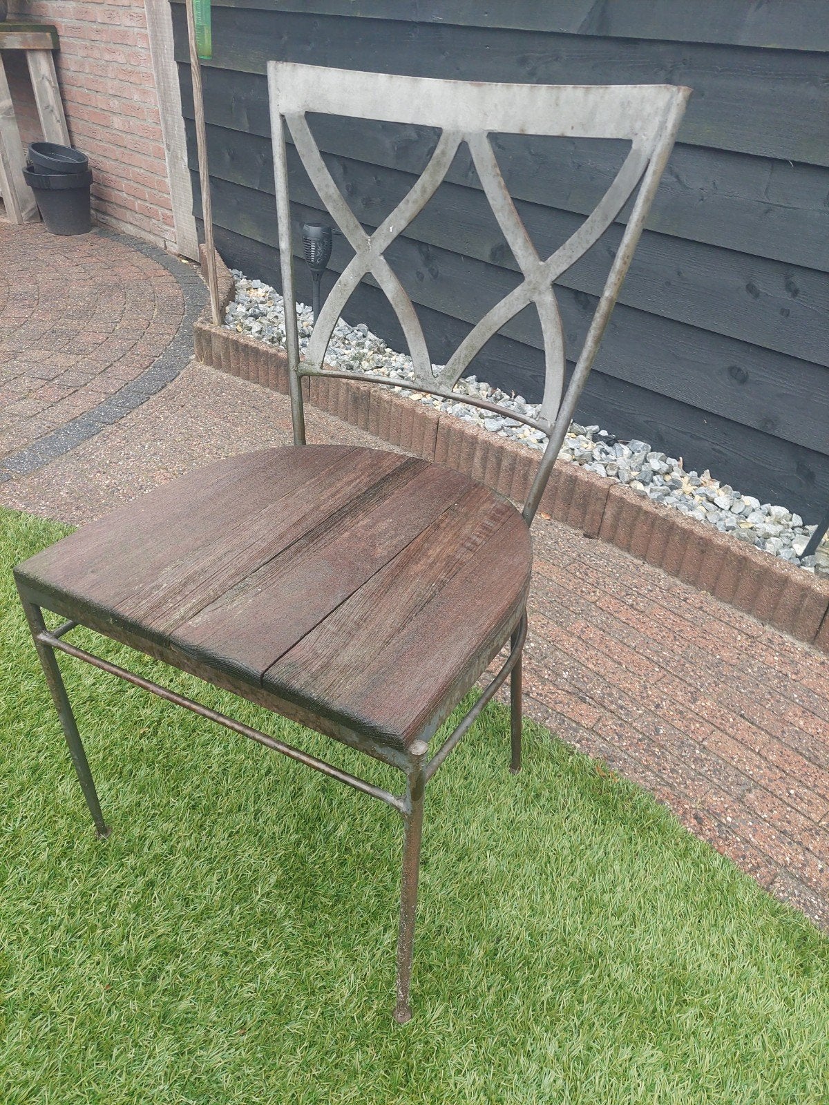 Brocante tuinstoeltjes met ijzeren frame en eiken zitvlak, Tuin en Terras, Tuinstoelen, Ophalen, Gebruikt, Metaal