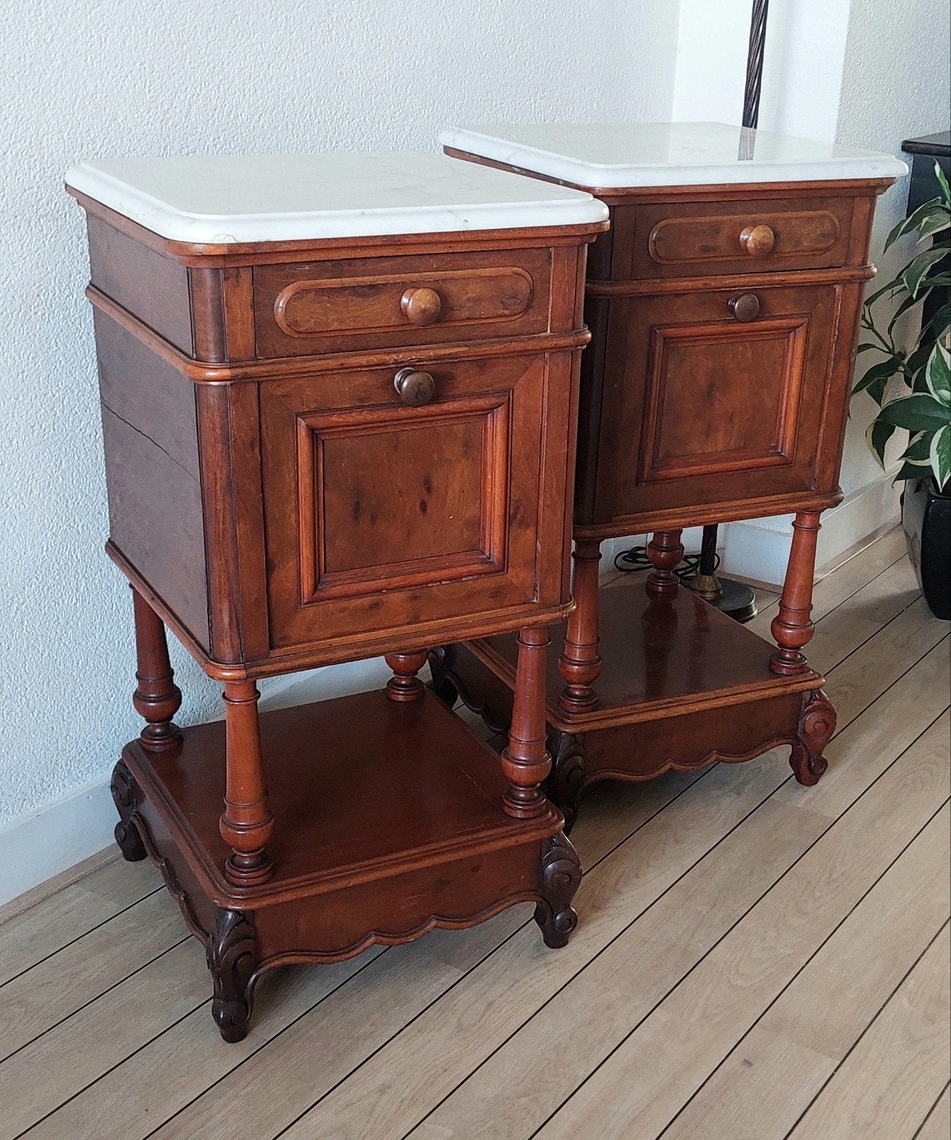 Set antieke Franse nachtkastjes met wit marmeren blad, Ophalen