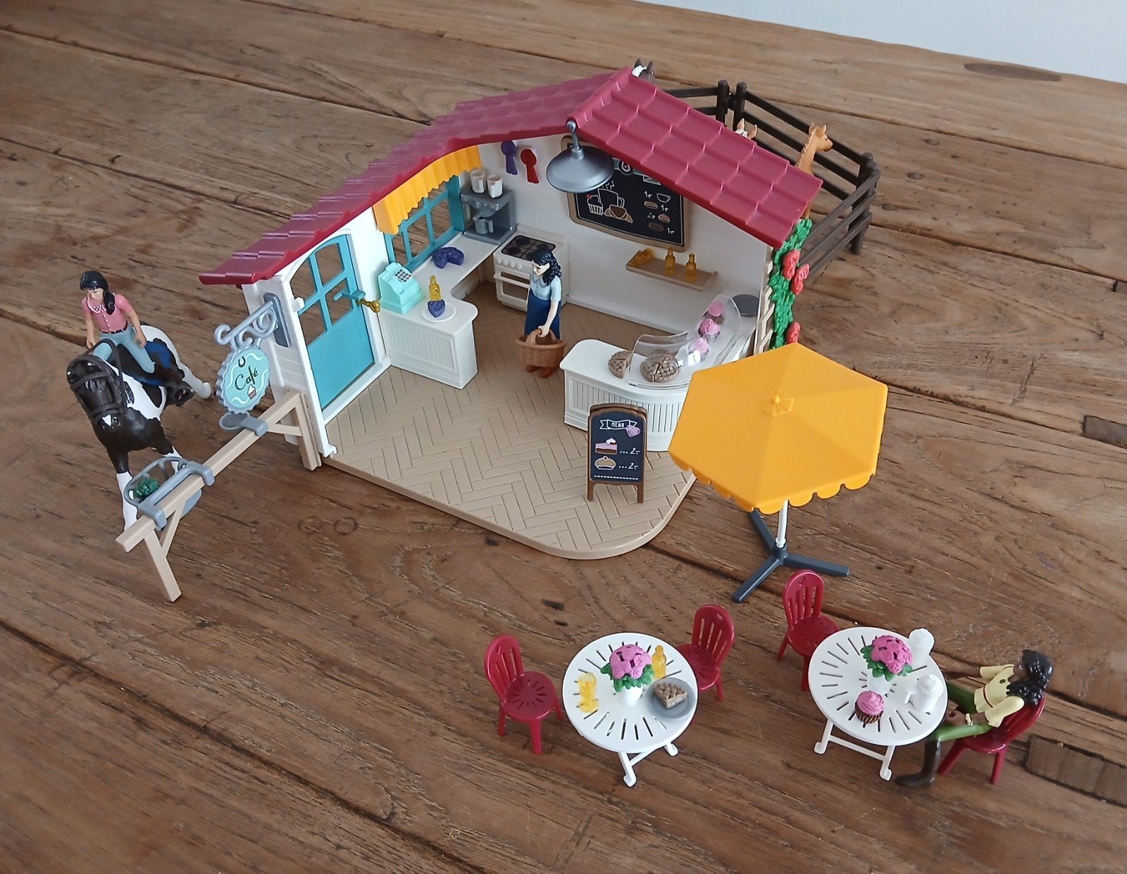 Schleich Café met paarden en accessoires, Ophalen, Zo goed als nieuw