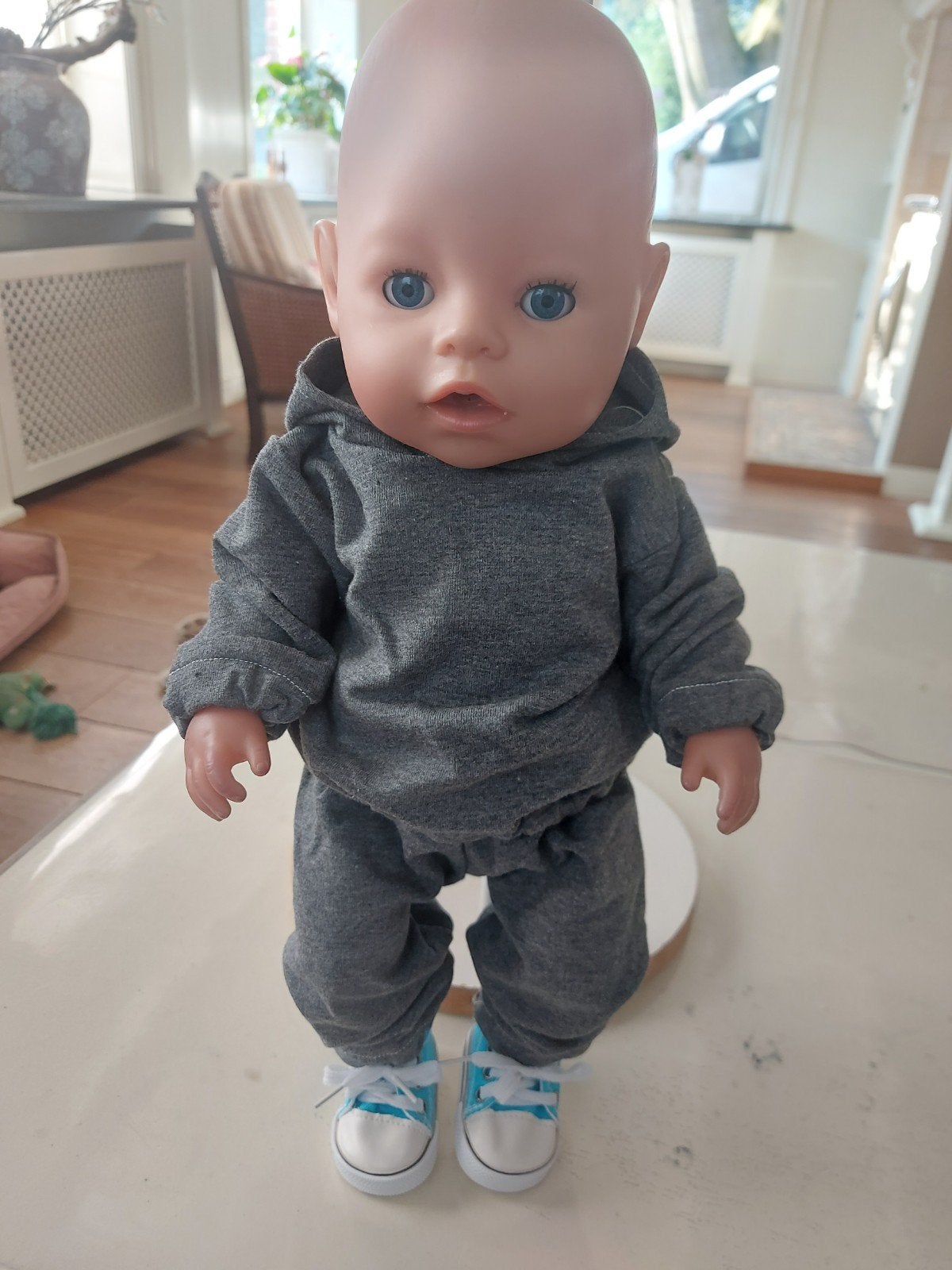 grijze pak snaekers baby born pop 43cm, Kinderen en Baby's, Speelgoed | Poppen, Ophalen of Verzenden, Nieuw, Babypop