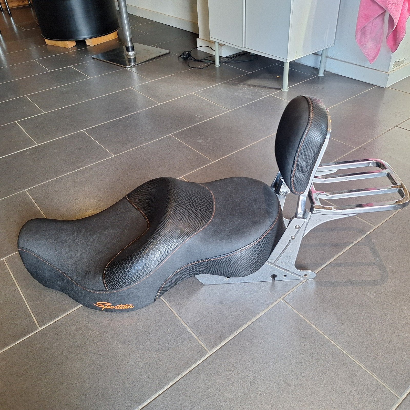 Sportster zadel met sissybar bijpassend bekleed, Ophalen of Verzenden